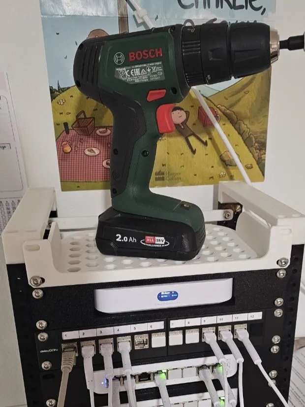 10-дюймовая полка для серверной стойки