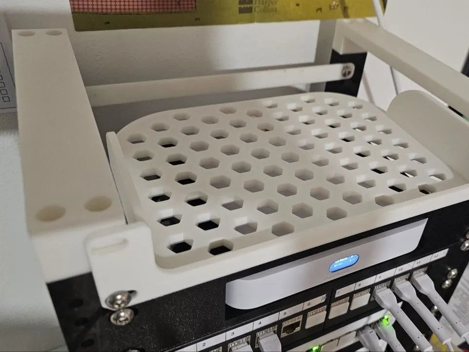 10-дюймовая полка для серверной стойки