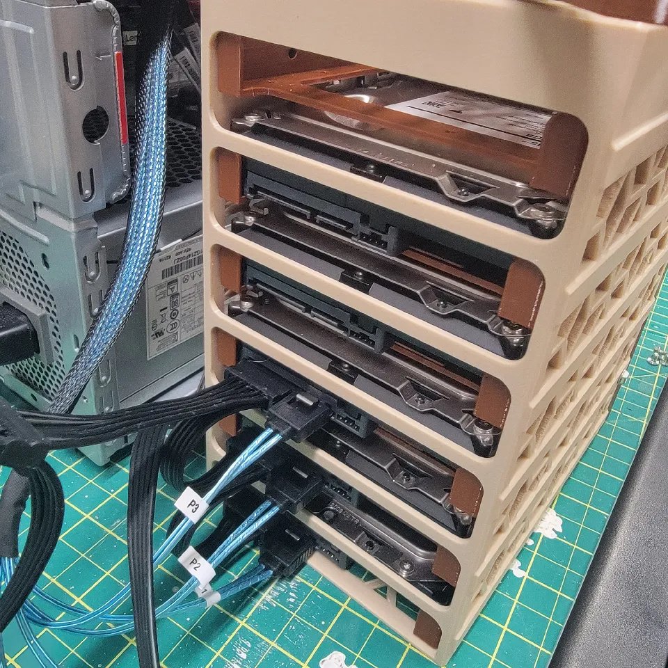 Корпус для 6 HDD/SSD с фиксацией дисков, креплениями для вентиляторов и магнитами