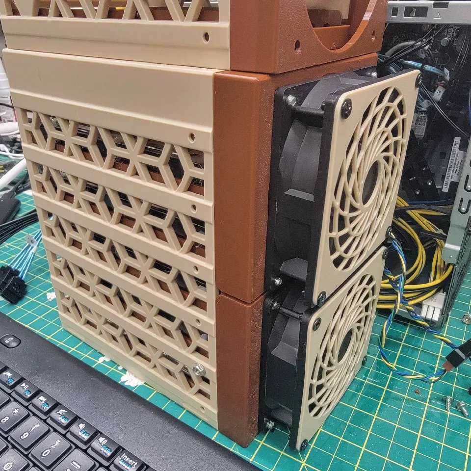 Корпус для 6 HDD/SSD с фиксацией дисков, креплениями для вентиляторов и магнитами