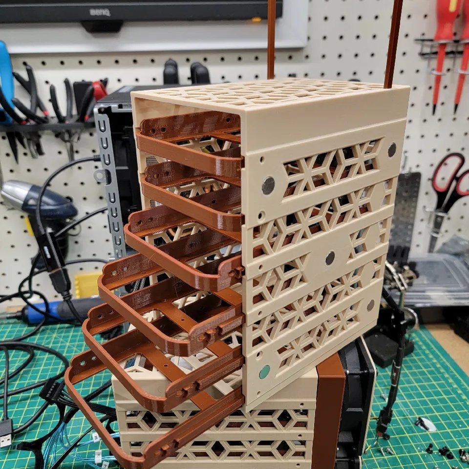 Корпус для 6 HDD/SSD с фиксацией дисков, креплениями для вентиляторов и магнитами