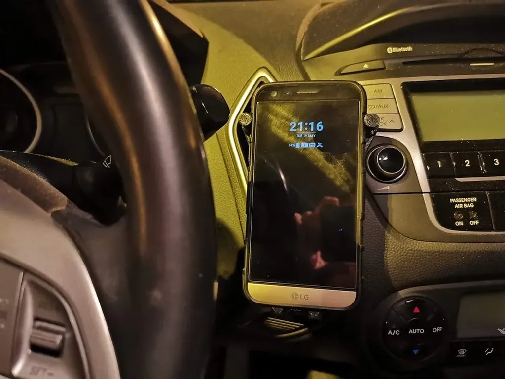 Автомобильный держатель для телефона с гравитационным креплением v4