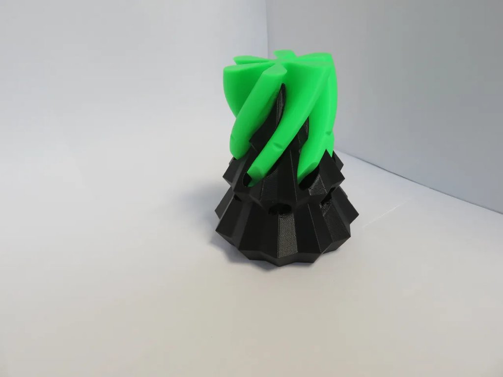 Рождественская елка с проходным отверстием