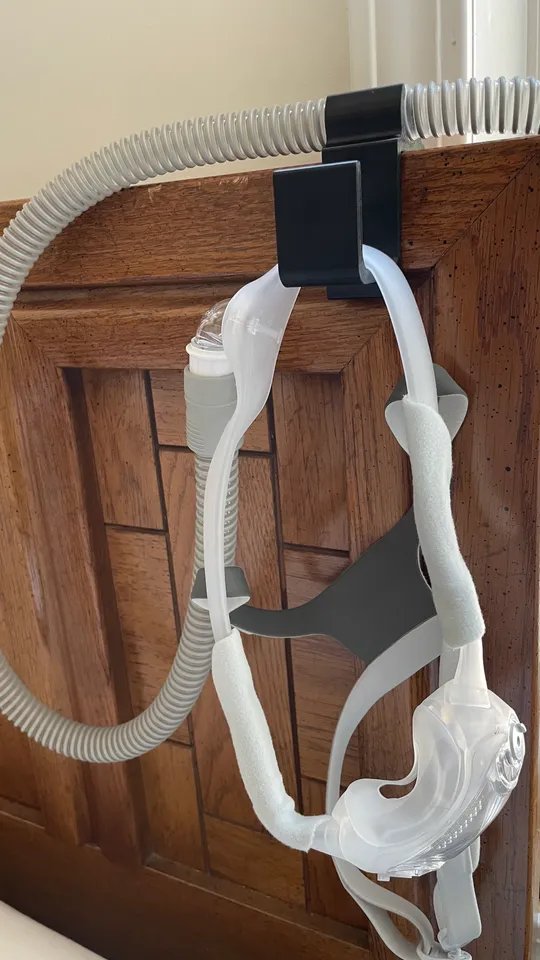 Крепление для CPAP-трубки на изголовье кровати