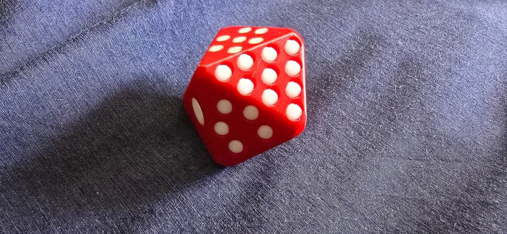Десятигранная кость D10 с точками