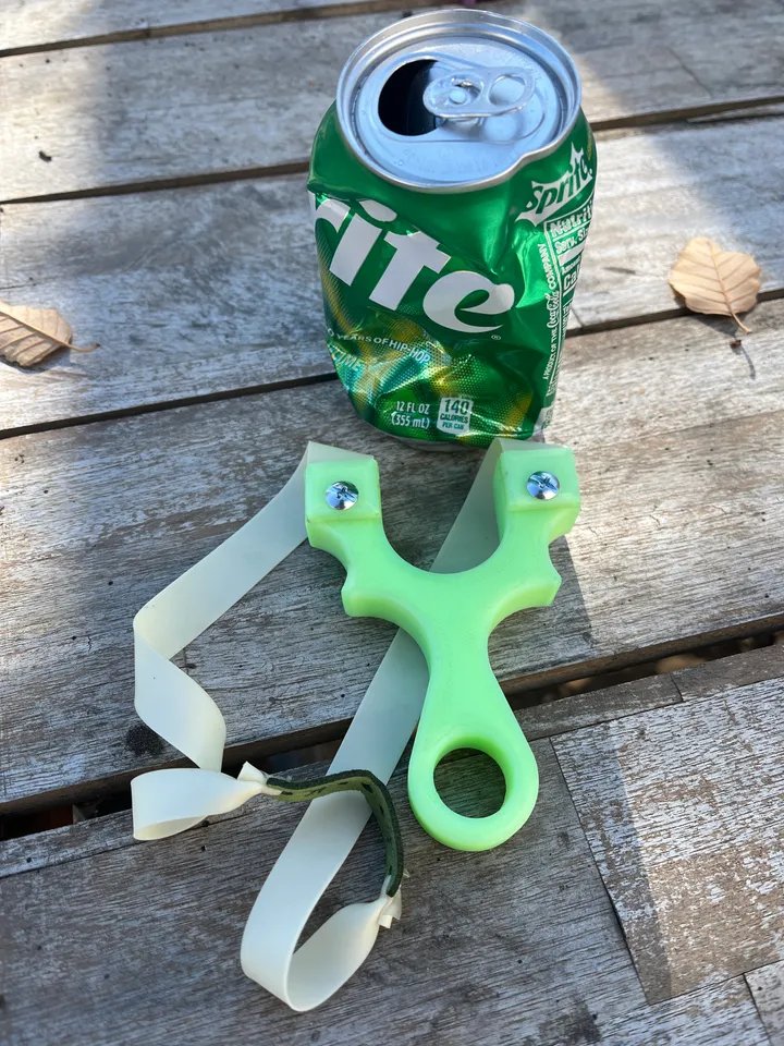 Простая рогатка-катапульта с плоской резинкой, без узлов!