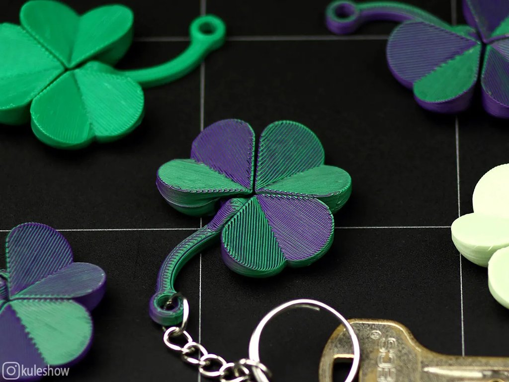 Гибкий брелок-клевер