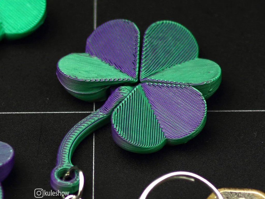 Гибкий брелок-клевер