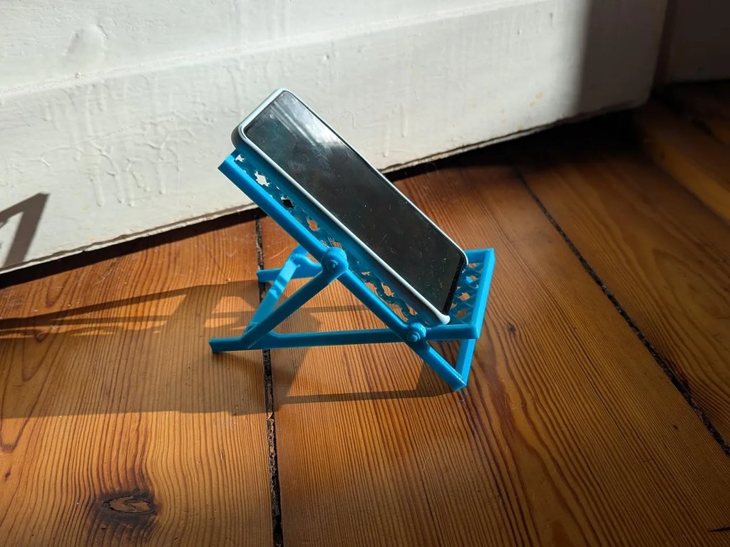 Подставка для телефона в виде складного пляжного кресла