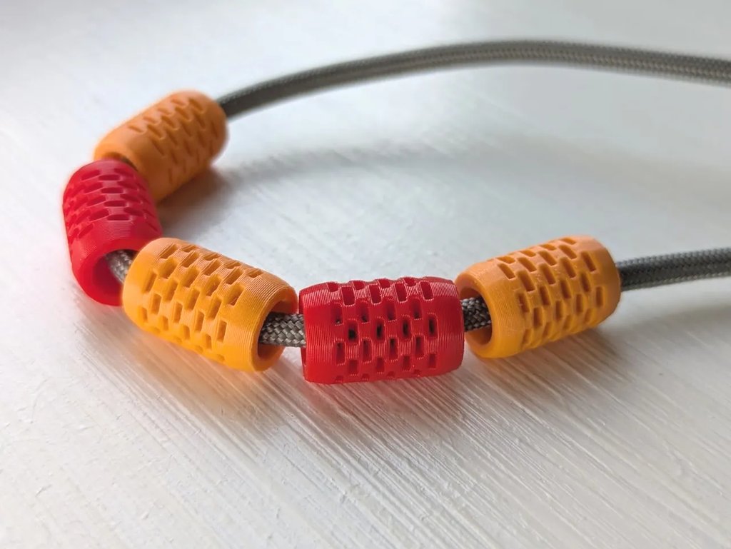 Бусины с перфорацией в сетку