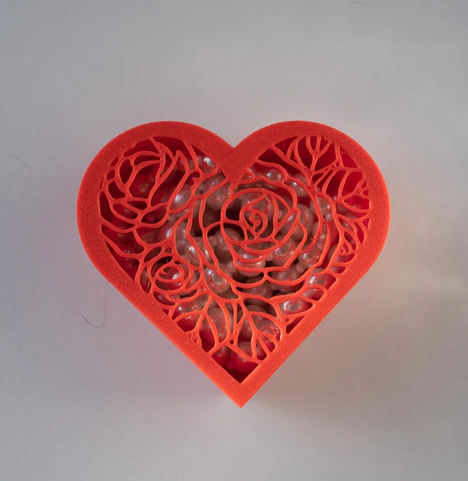 Подарочная коробка в форме сердца с вырезом розы