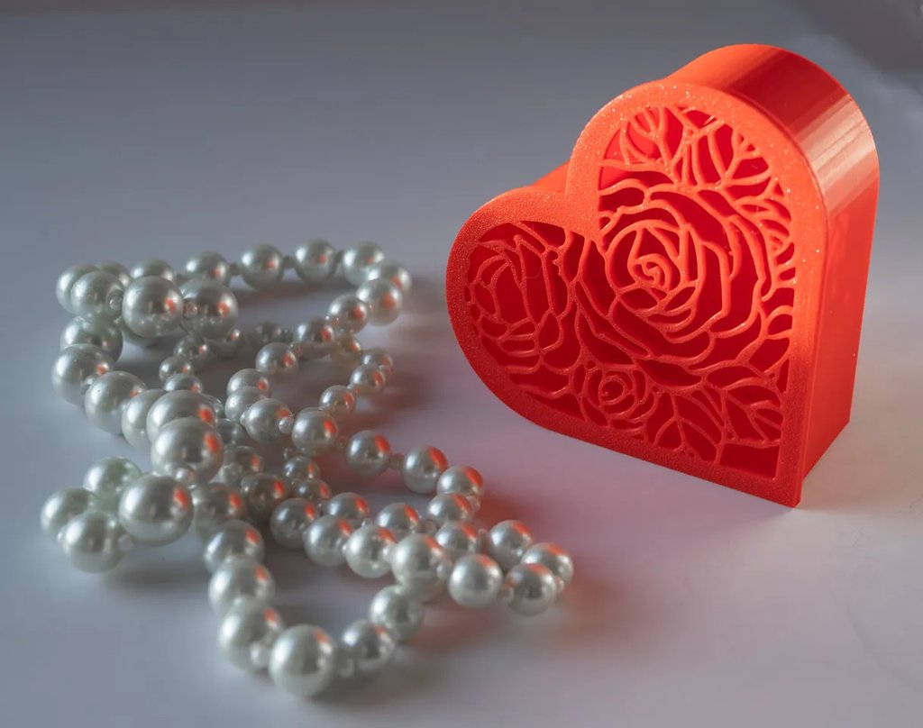 Подарочная коробка в форме сердца с вырезом розы