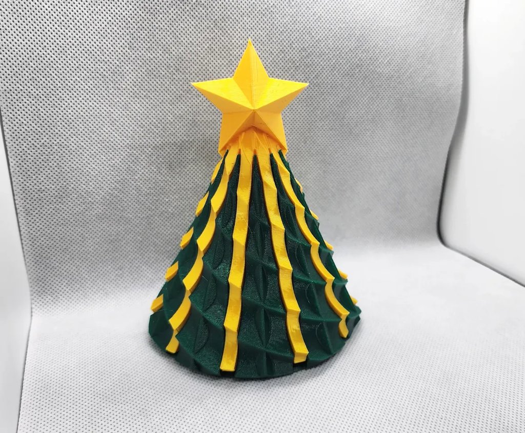 Рождественская елка из двух частей с замковым соединением