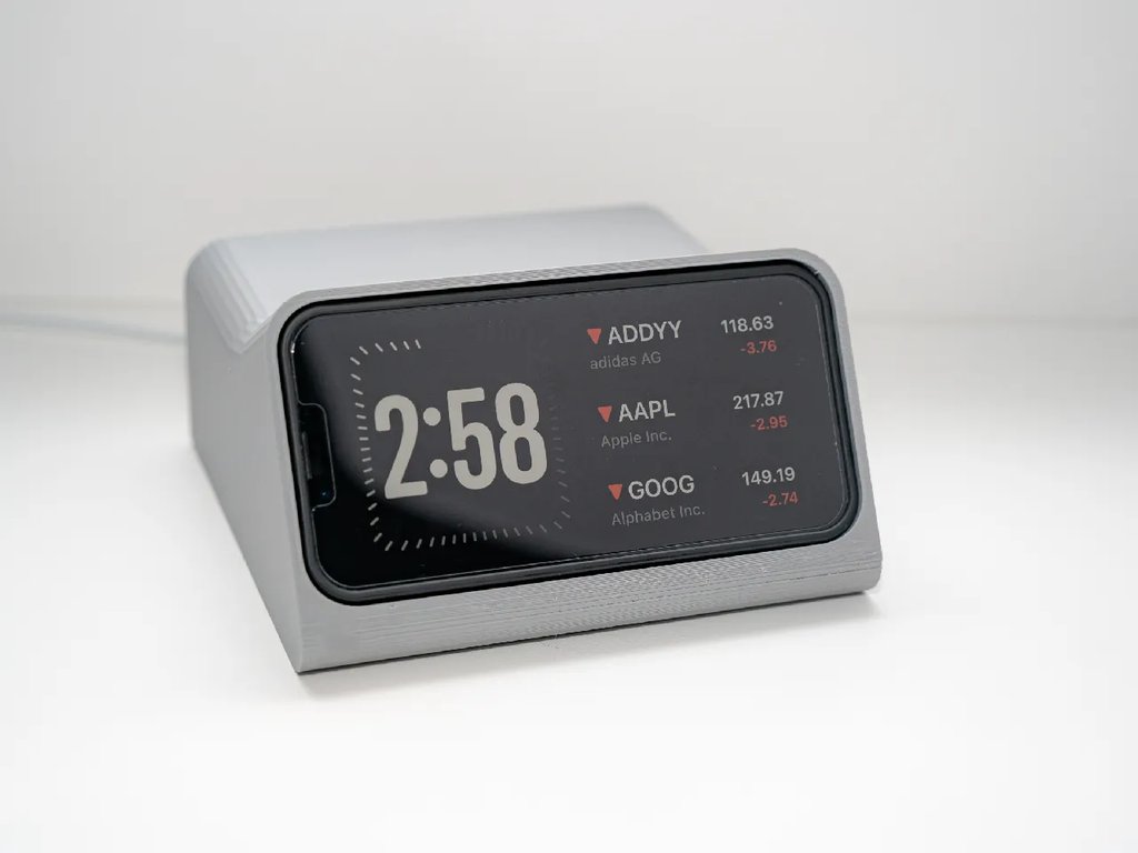 Подставка для iPhone 13 Pro и 14 в режиме ожидания с чехлом