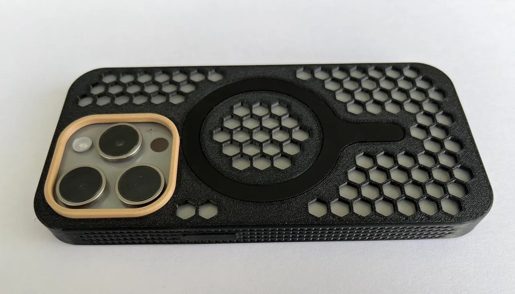 Чехол для iPhone 15 Pro (гибкий, MagSafe)