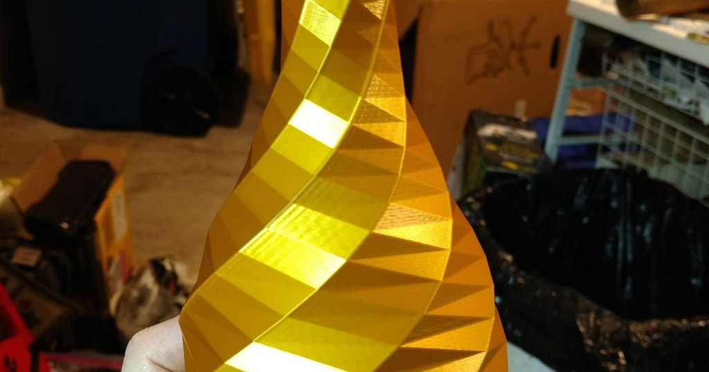 Ваза "Роза" в стиле лоу-поли