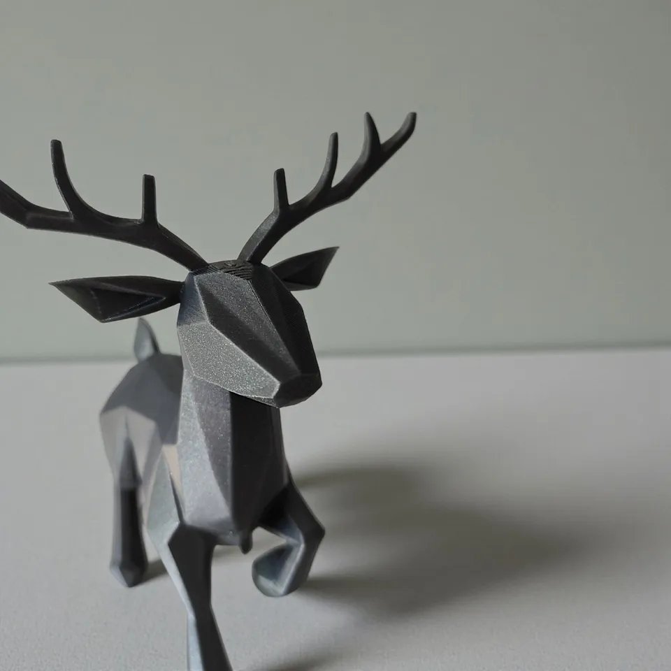 Минималистичный олень в стиле low poly
