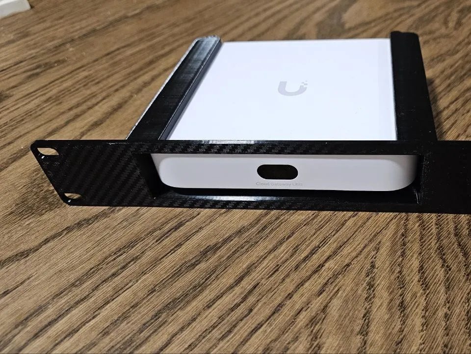 Модульная настенная стойка для UniFi UXG Max | UniFi UCG-Ultra | UniFi UCG-Max (19" версия)