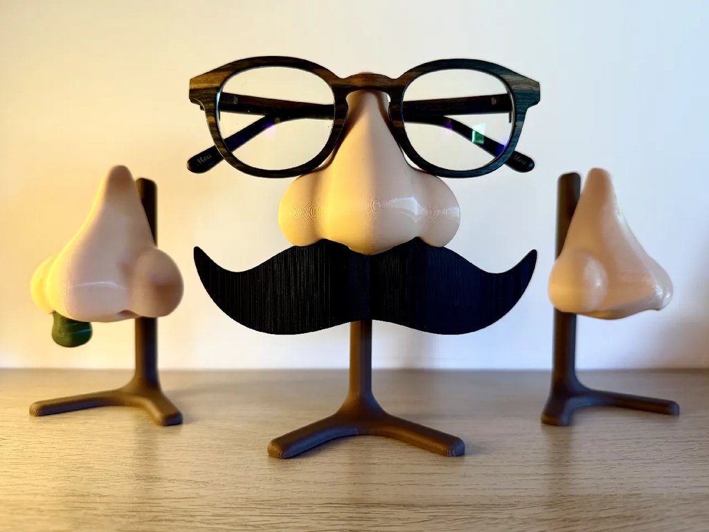 Держатель для очков в виде носа с аксессуарами